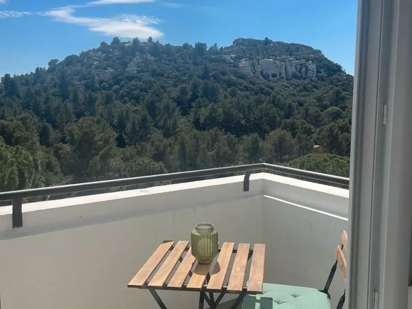 Loue studio meublé avec balcon et parking à l'année aux Baux de Provence