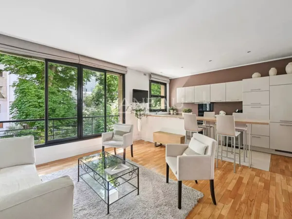 Paris XVIe - Flandrin - Henri Martin - Duplex "comme une maison" - Balcon large et vue verdoyante.