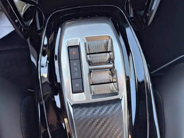 Peugeot 2008 hybrid 145 e-dcs6 — photo 14