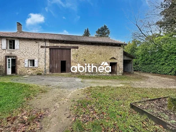 Maison de bourg en pierres, avec terrain de 2200m2