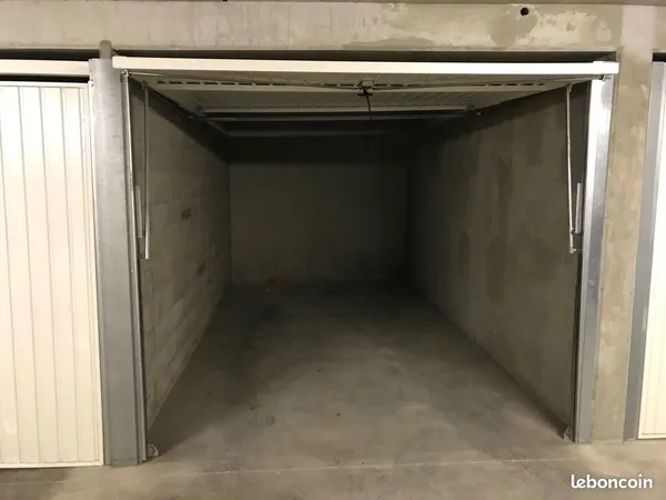 Parking box fermé Lypn 8e proche Jet d'Eau Mendes France