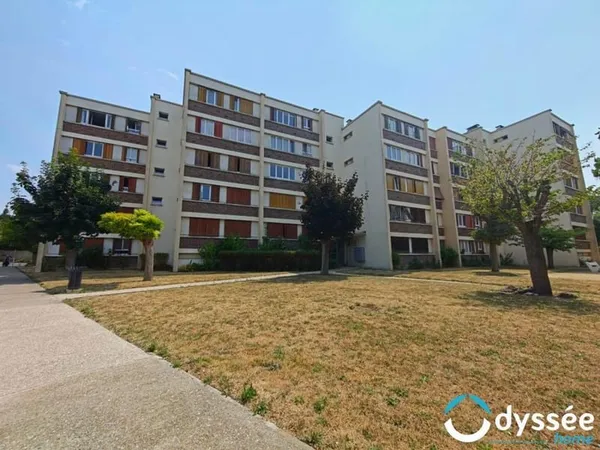 APPARTEMENT 3 PIECES AVEC CAVE ET PARKING COLLECTIF