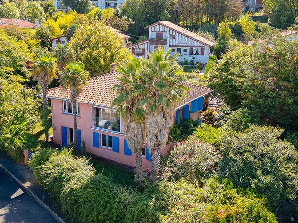 HENDAYE - CENTRE VILLE - Une maison singulière aux accents d'ailleurs