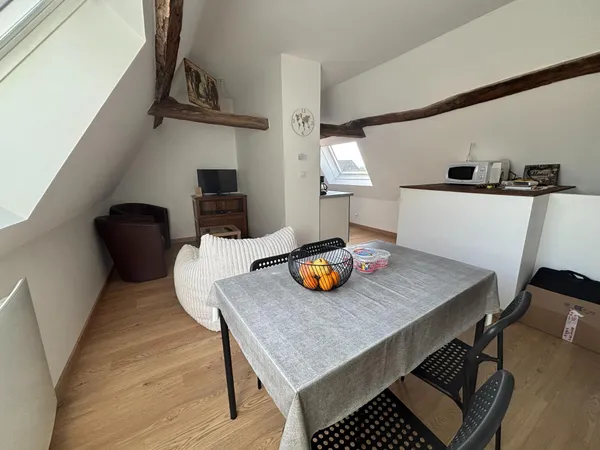 Ensemble immobilier, 1 maison individuelle, 3 appartements, un atelier.