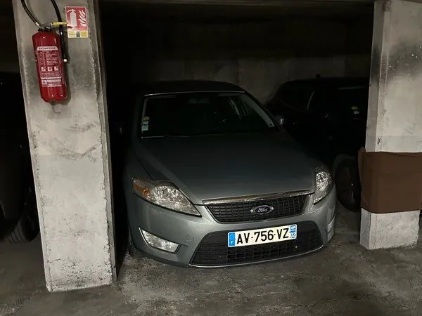 Location parking bretonneau 18e