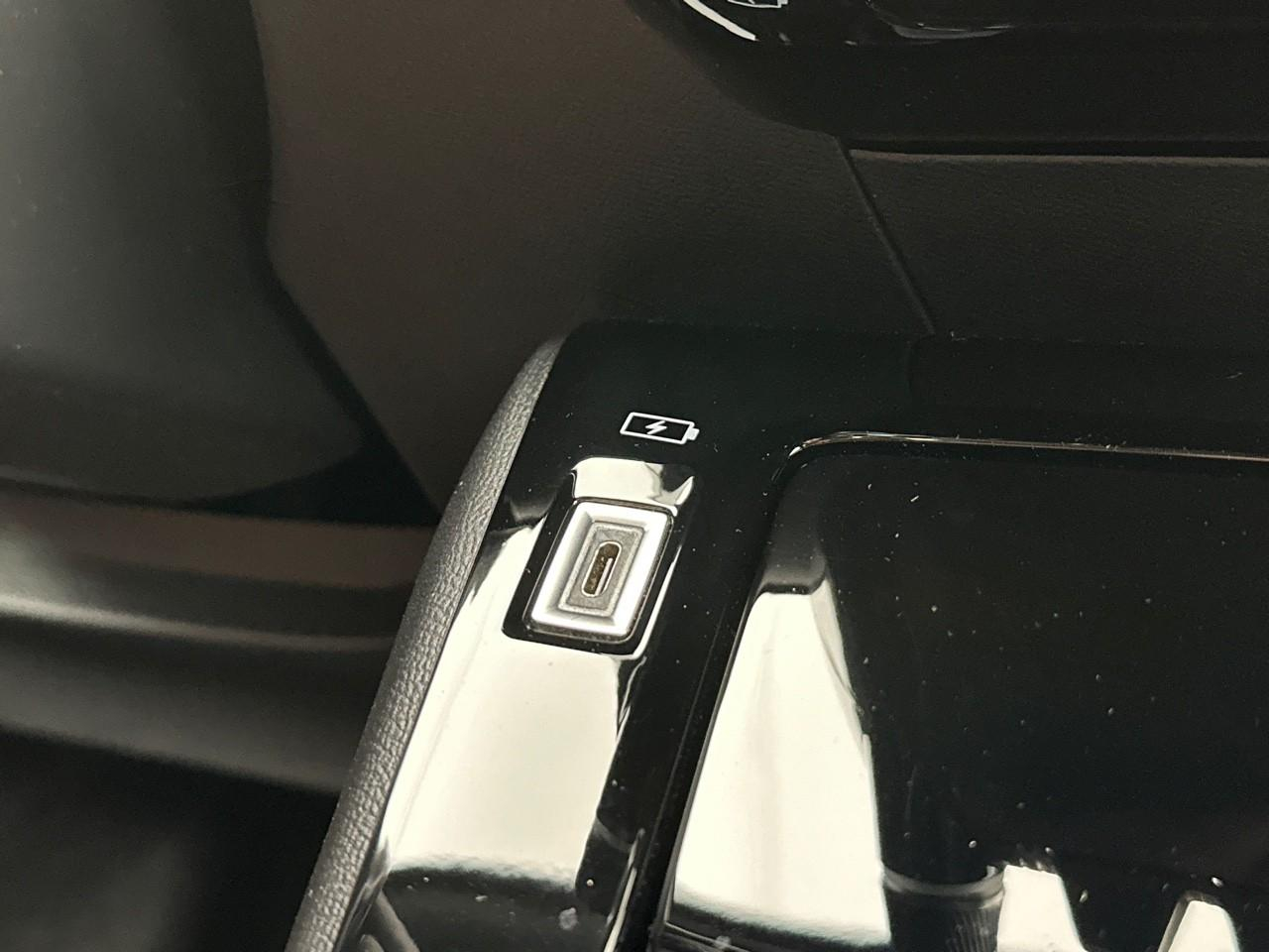 Peugeot 2008 puretech 130 s&s eat8 allure pack — photo 27