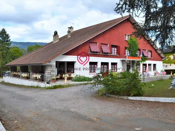 Grand immeuble/hotel avec jardin, terrasse et parking