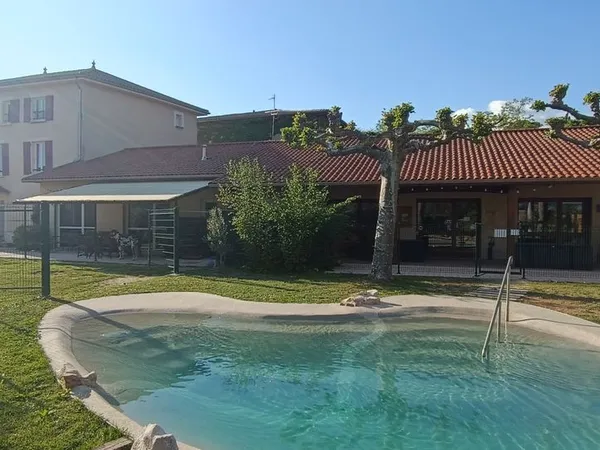 Tènement (2 maisons) 440 m2, piscine-spa-sauna, tout refait à neuf, centre bourg, terrain plat 1450m