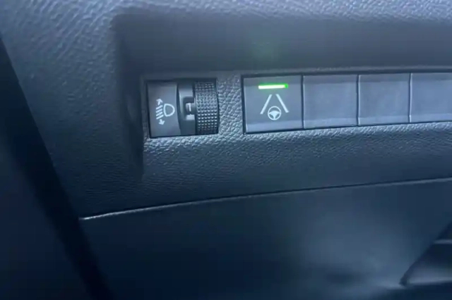 Peugeot 2008 hybrid 136 e-dcs6 — photo 78