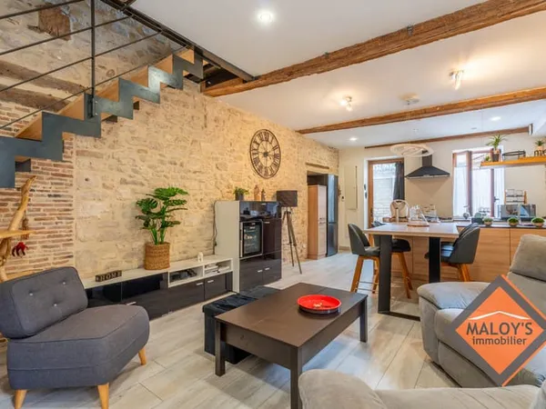 Maison de village rénovée 90 m2 parking, extérieur et cour