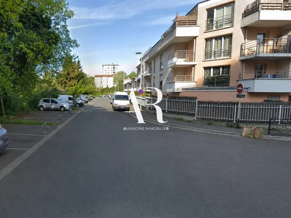 Place de parking extérieure à Noisy-le-Sec