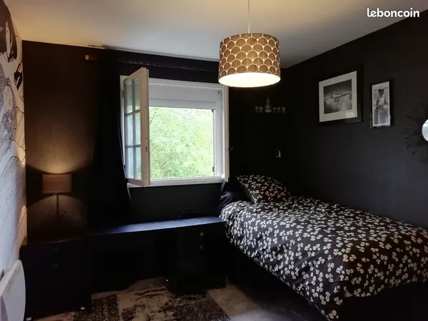 Chambre black and white dans une colocation