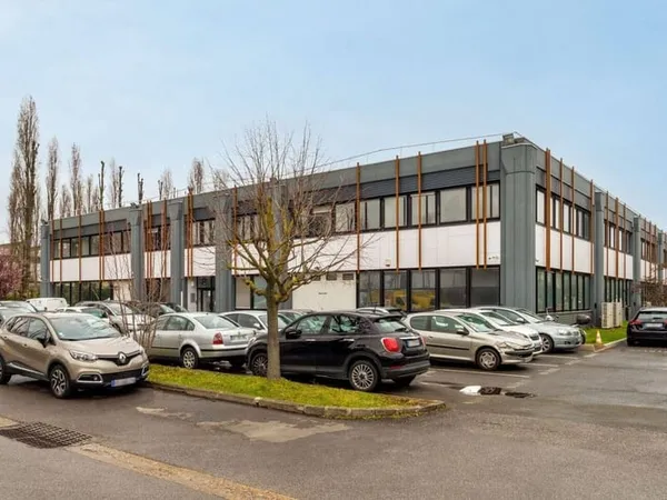 Local d'activité 2024 m²