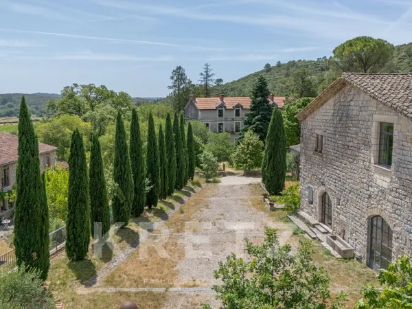 Propriété d'exception avec maison de Maître, chai et dépendances entre Nîmes et Montpellier
