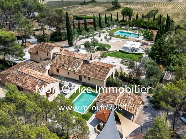 Vends maison - 760 m² - 16 pièces, 8 chambres - Saint-Marc-Jaumegarde 13100