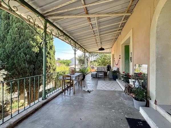 Belle vigneronne avec jardin
