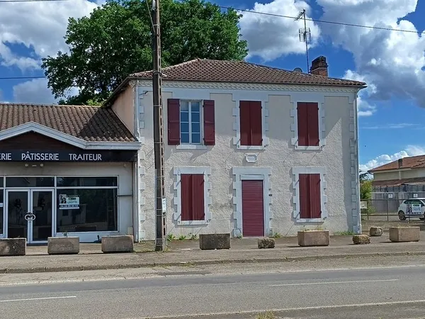 Ensemble immobilier, 250 m², commerces, écoles, hôpital, parkings, investisseurs