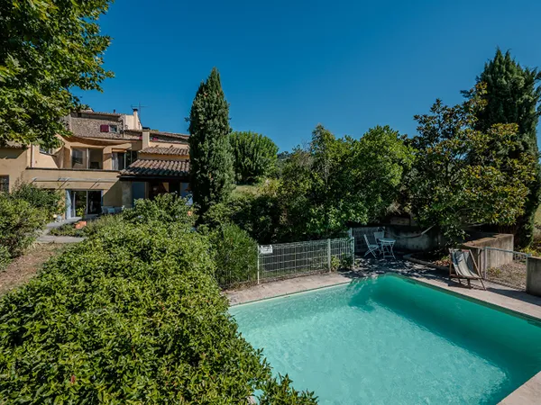 Une mini contemporaine de 145m2 aux pied d'un village face au grand Luberon