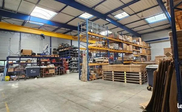Local 1 200 m²