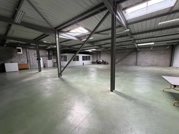 Locaux d'activité 900m² à vendre zone est Valence