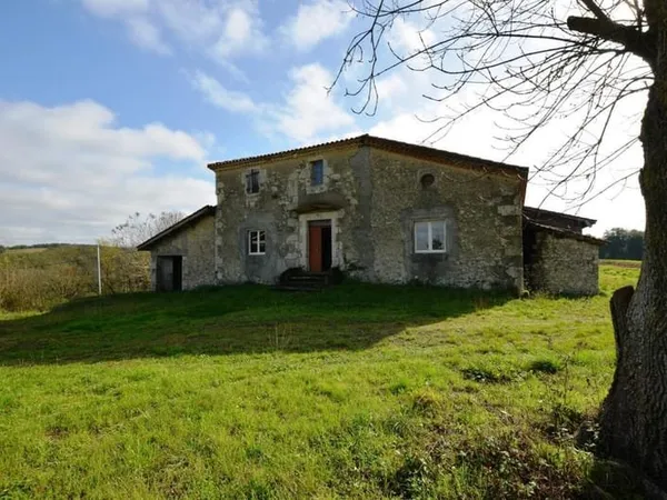 Prix en baisse! A vendre, proche Auch, Gers: ancien corps de ferme à rénover avec maison authentique