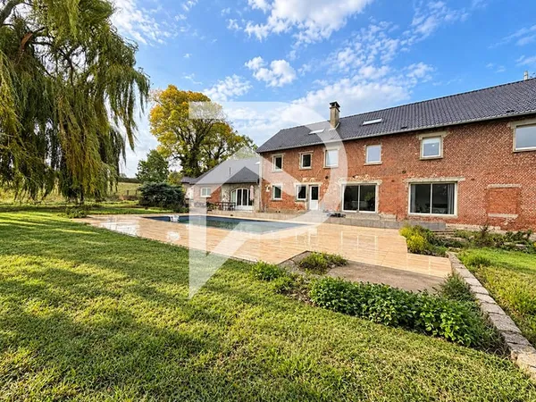 Propriété d'environ 400m2 habitables sur 4800m2 de terrain
