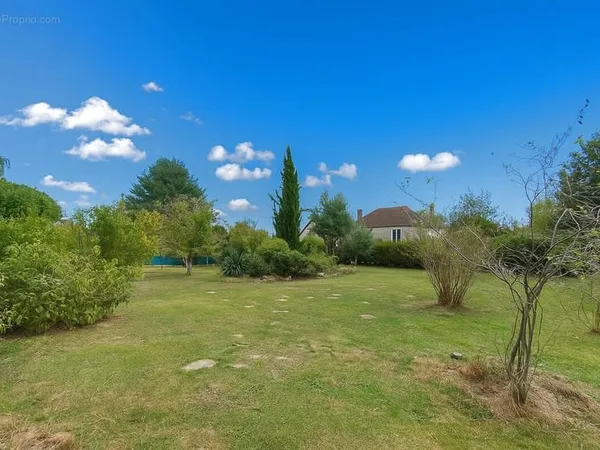 Thoiry Proche. Terrain constructible de 1018 m2.