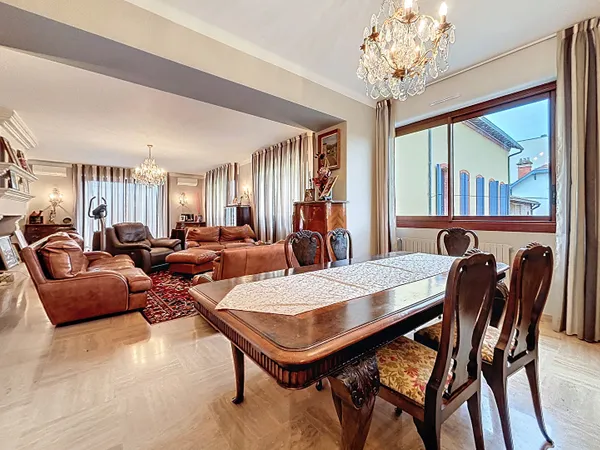 Bien Rare de 410 m² habitables avec garages et grand jardin dans le Centre-Ville de Montauban