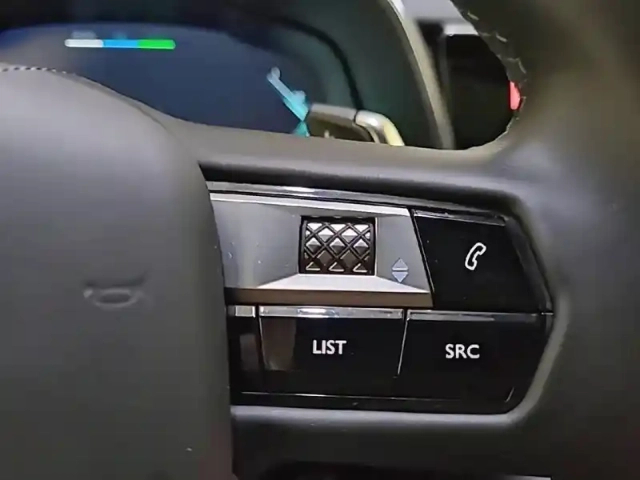 Ds Ds 7 ds7 crossback hybride e-tense 300 eat8 4x4 — photo 67