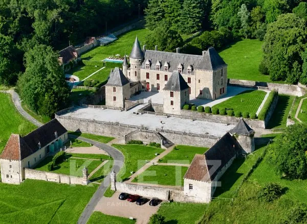 Château IMH du 17e et dépendances 42ha, piscine, bois