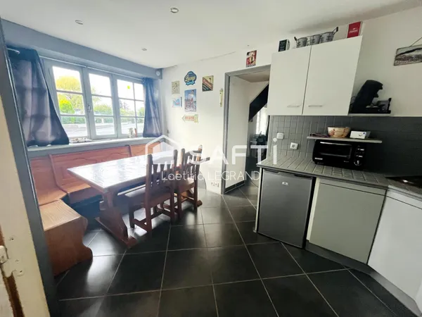 Maison en pierre dans joli bourg des Côtes d'Armor, entre Guingamp et Lannion