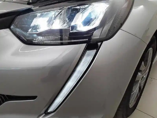 Peugeot 208 puretech 75 s&amp;s bvm5 — photo 4