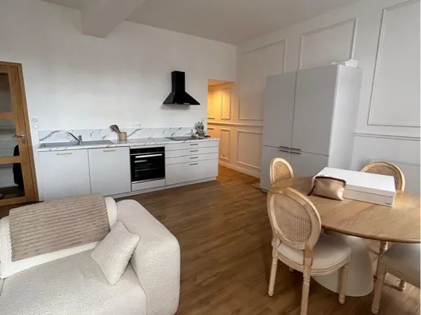 Place des Héros - Appartement de 58 m² avec vue sur la place