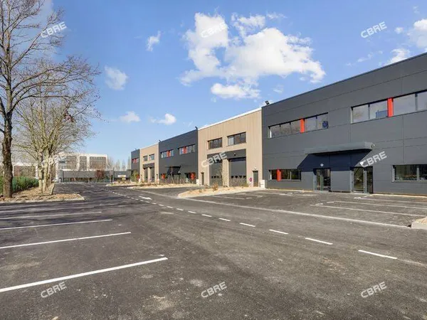 Local d'activité 925 m²