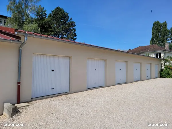 RARE À LA LOCATION - GRAND GARAGE DE 21 m² AVEC MEZZANINE