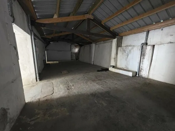Entrepôt 162 m²