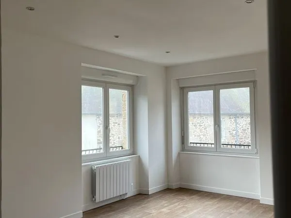 À LOUER - Appartement T2 rénové de 50 m² - Centre-bourg de BROONS (22)