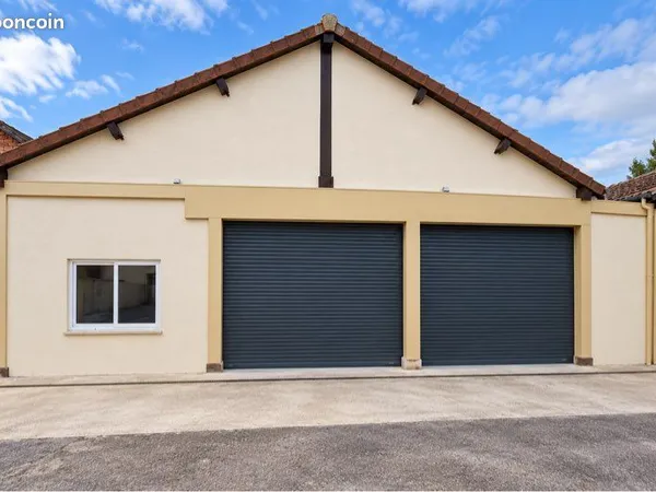 Atelier automobile rénové - env. 342 m² - Centre-ville de Provins