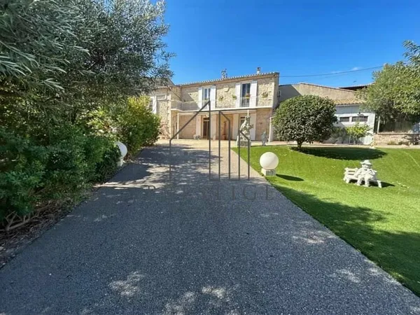 MAS AVEC DEPENDANCES ET PISCINE SUR 2972m² DE TERRAIN