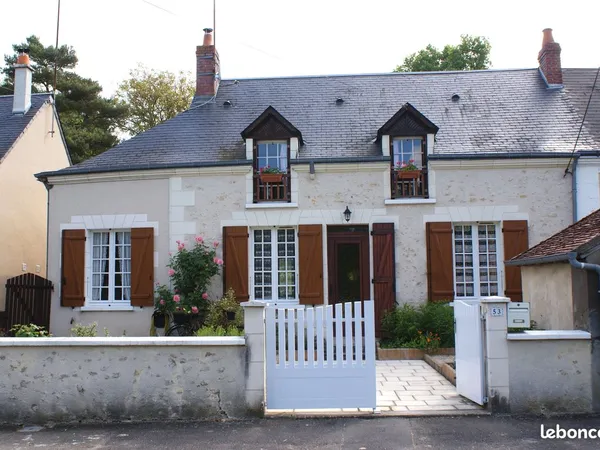 A saisir à Loché-sur-Indrois : Maison de bourg de 4 pièces princi-pales - 88 m² - terrain de 1 960 m