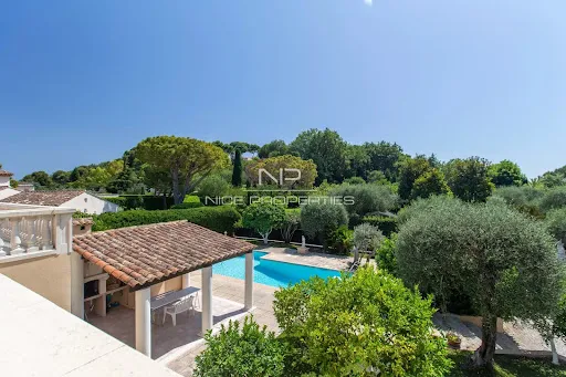 Villa 8 pièces 200 m²