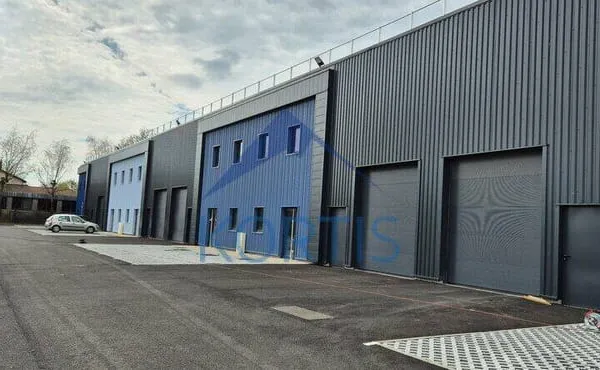 Local d'activité 943 m²