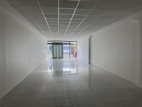 A louer local commercial 100m² avec parking Jarry