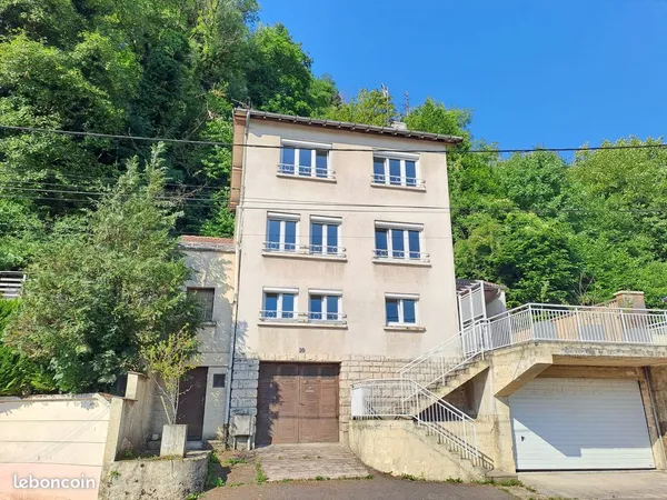 Maison de ville, 145m², très bon état, 5chambres, 2 garages, 3terrasses, dépendances 145000euros