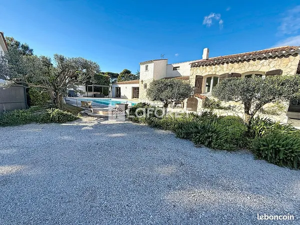 Villa 5 pièces 250 m²