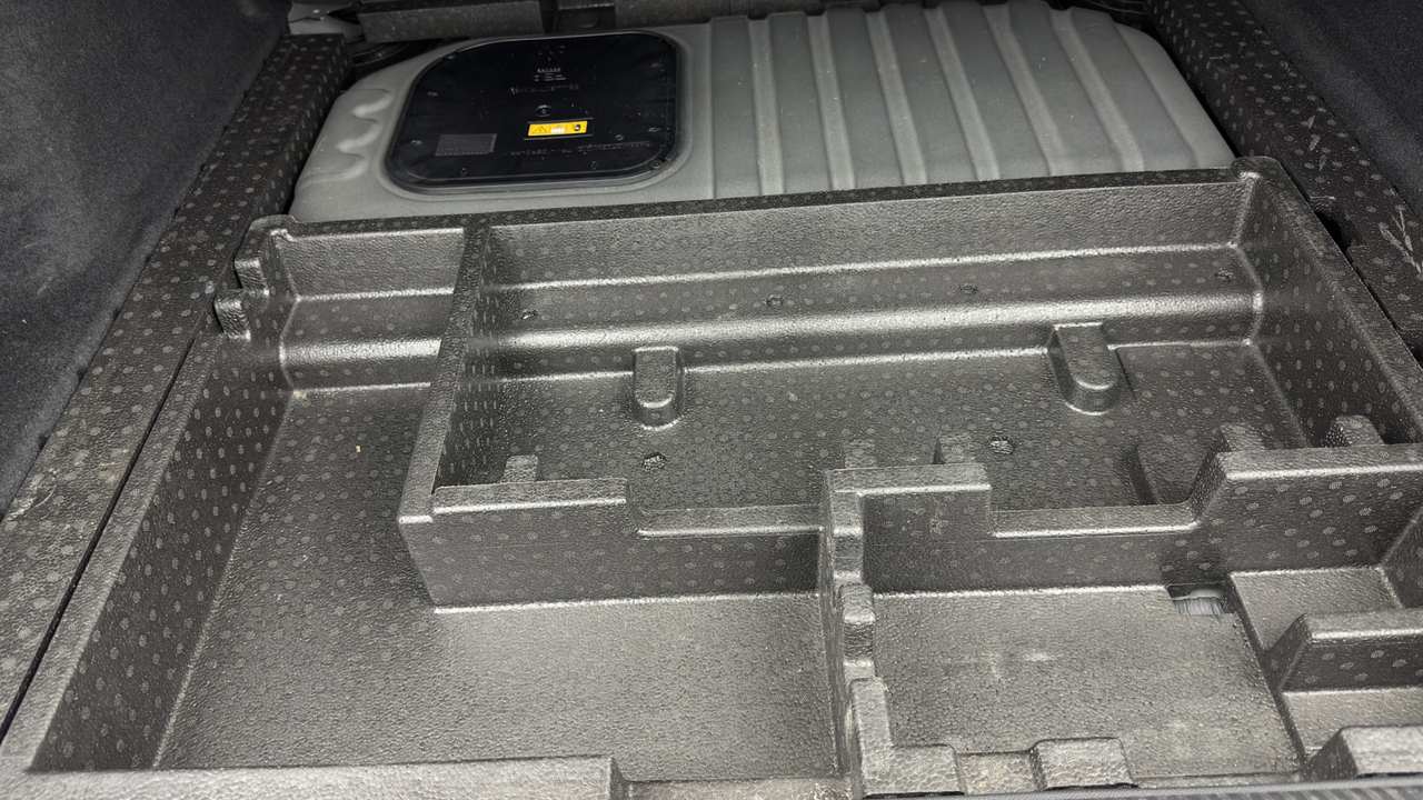 Peugeot 308 SW PHEV 180 e-EAT8 — photo 35