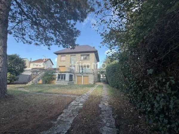 Maison 11 pièces 305 m²