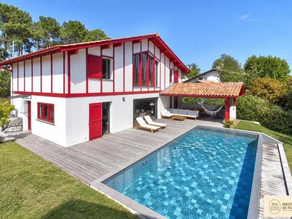 Vends maison - 240 m² - 8 pièces, 5 chambres - Bassussarry 64200