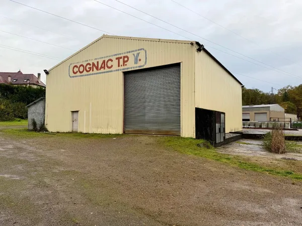 Hangar de 300 m² sur plus de 4000 m² de terrain - Malemort-sur-Corrèze