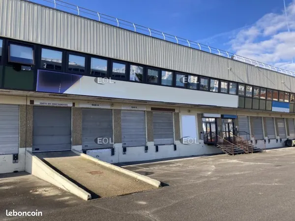 Local bureaux 896 m²